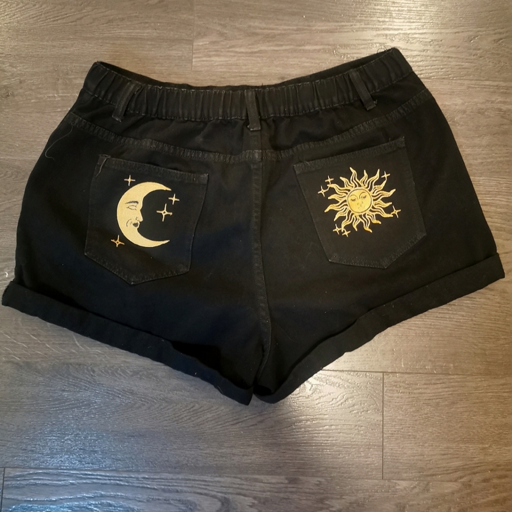 NWOT 3X Jean Shorts w/ Embroidered Sun & Moon